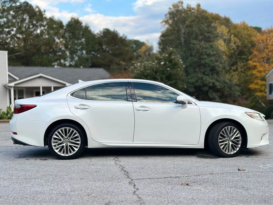 2013 Lexus ES 6th Gen - Image 9 of 19