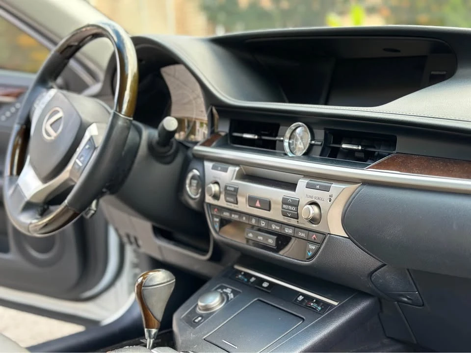 2013 Lexus ES 6th Gen - Image 16 of 19
