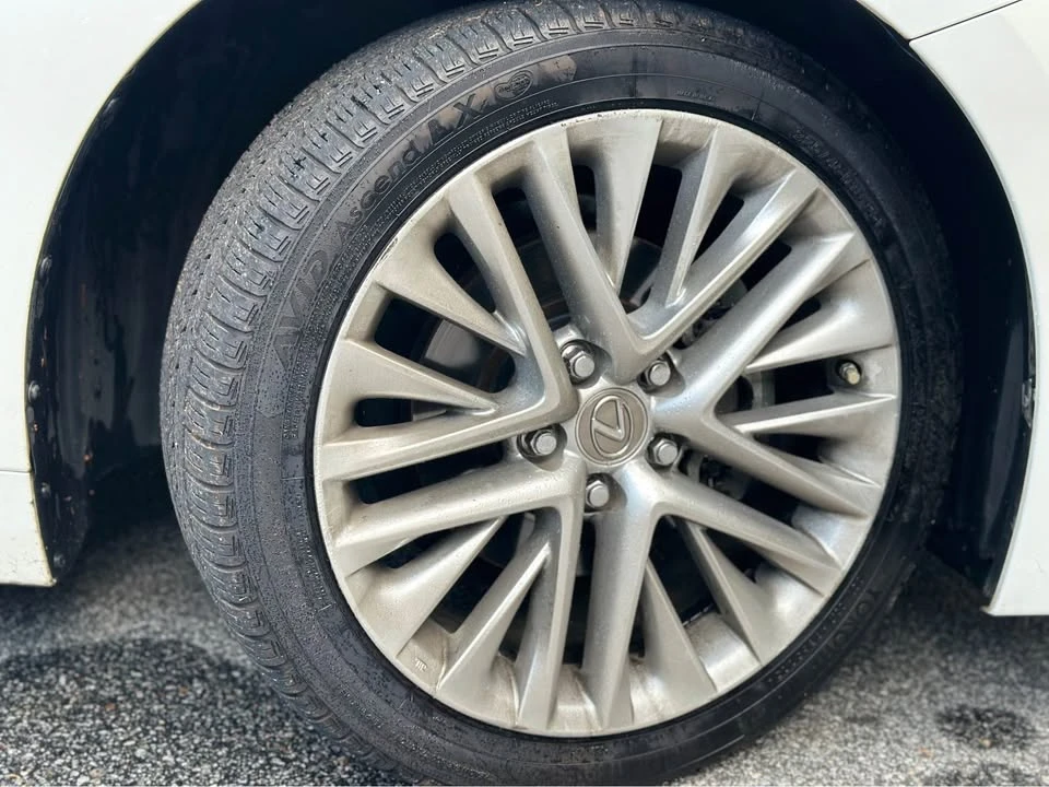 2013 Lexus ES 6th Gen - Image 17 of 19