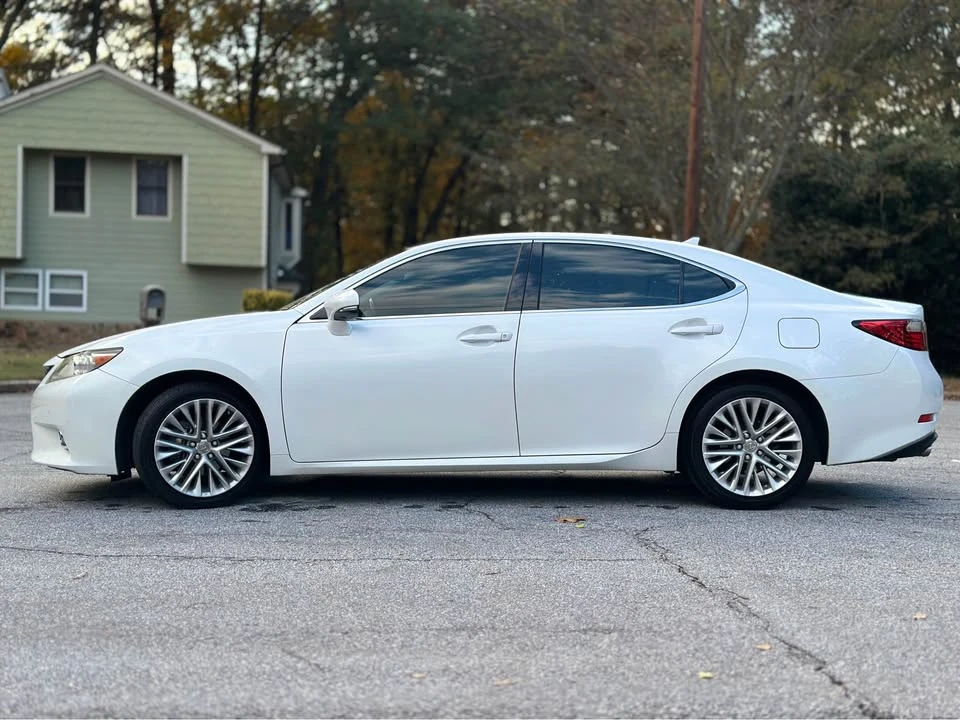 2013 Lexus ES 6th Gen - Image 5 of 19