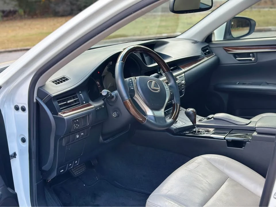2013 Lexus ES 6th Gen - Image 11 of 19