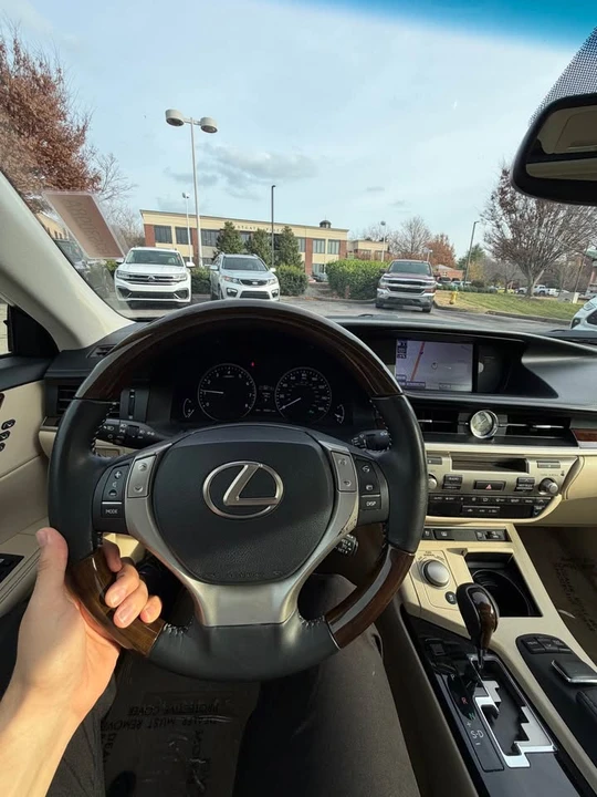 2013 Lexus ES 6th Gen - Image 7 of 9