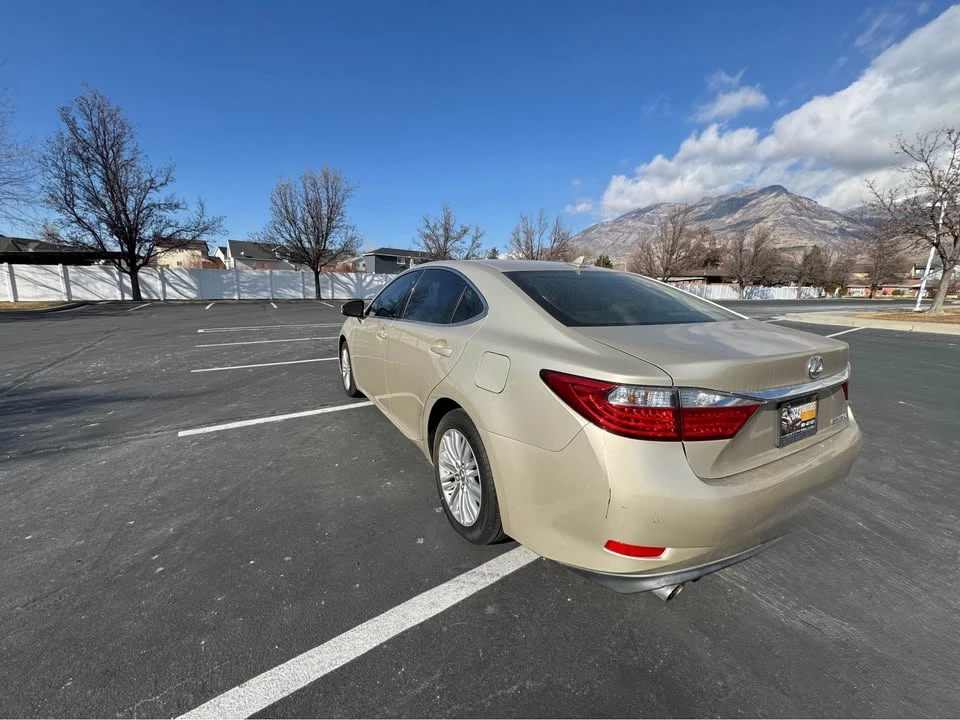 2013 Lexus ES 6th Gen - Image 4 of 14