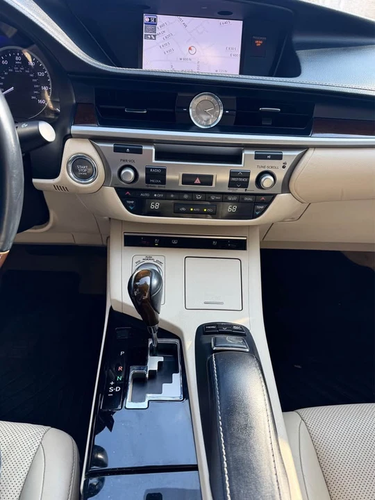 2013 Lexus ES 6th Gen - Image 11 of 14