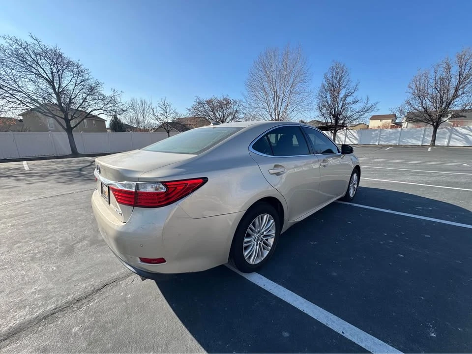 2013 Lexus ES 6th Gen - Image 5 of 14