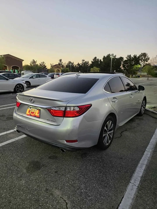 2013 Lexus ES 6th Gen - Image 5 of 19