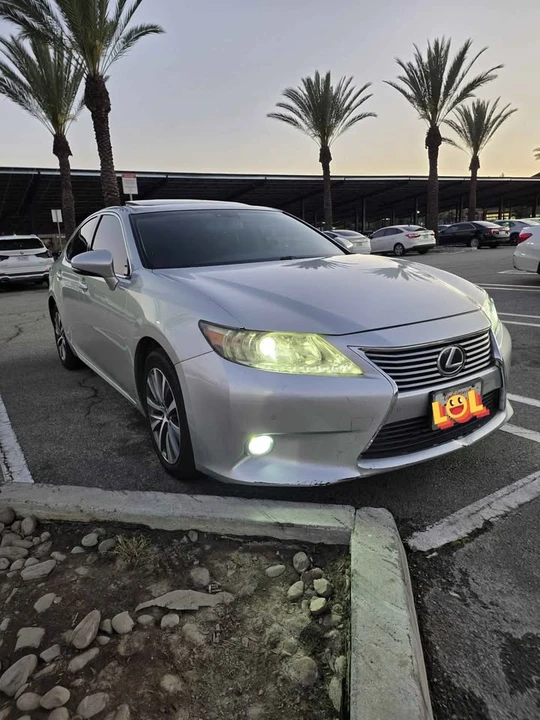 2013 Lexus ES 6th Gen - Image 18 of 19
