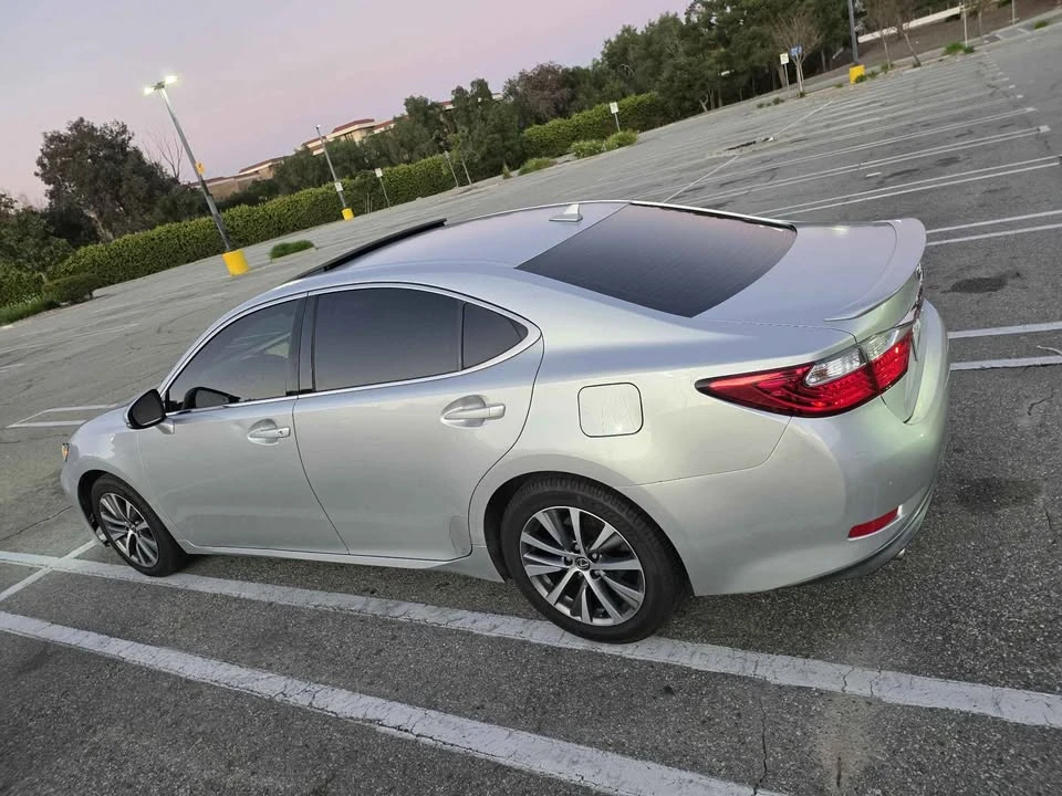 2013 Lexus ES 6th Gen - Image 3 of 19