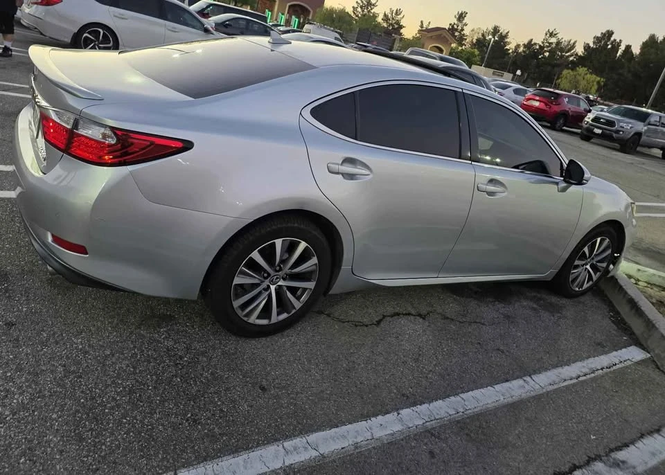 2013 Lexus ES 6th Gen - Image 9 of 19