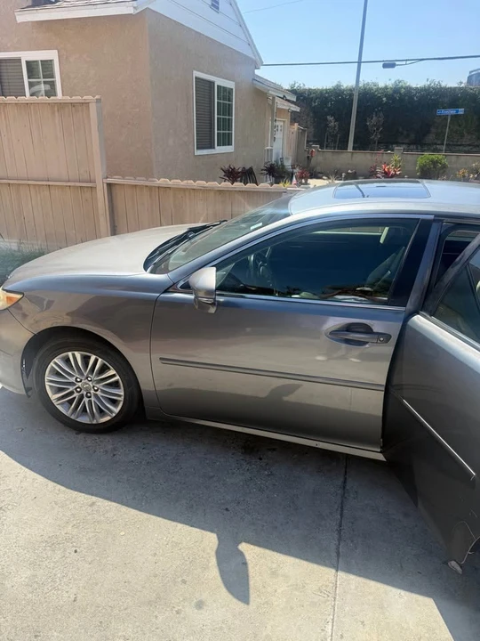 2013 Lexus ES 6th Gen - Image 4 of 9