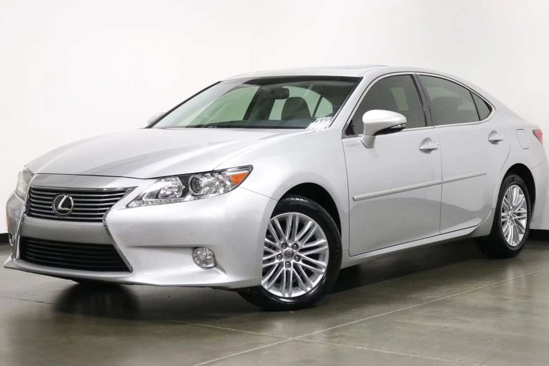 2013 Lexus ES 6th Gen - Image 5 of 12