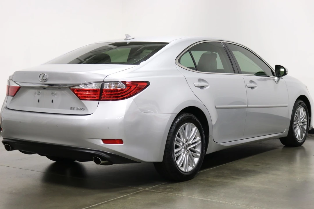 2013 Lexus ES 6th Gen - Image 9 of 12