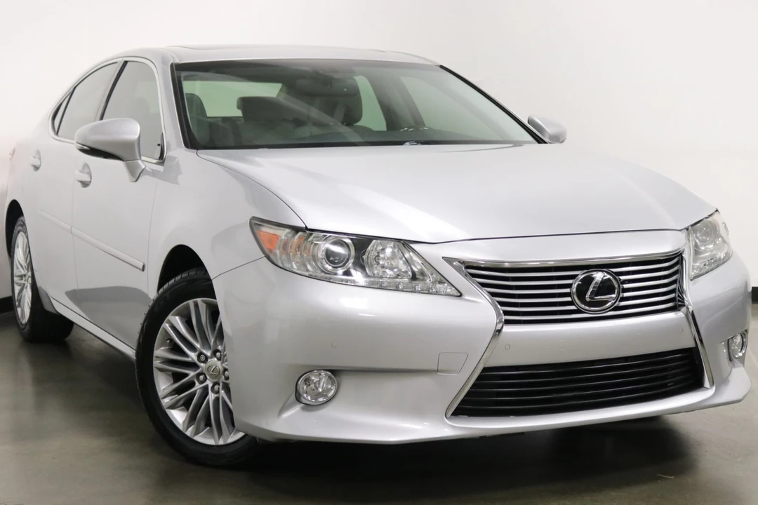 2013 Lexus ES 6th Gen - Image 2 of 12