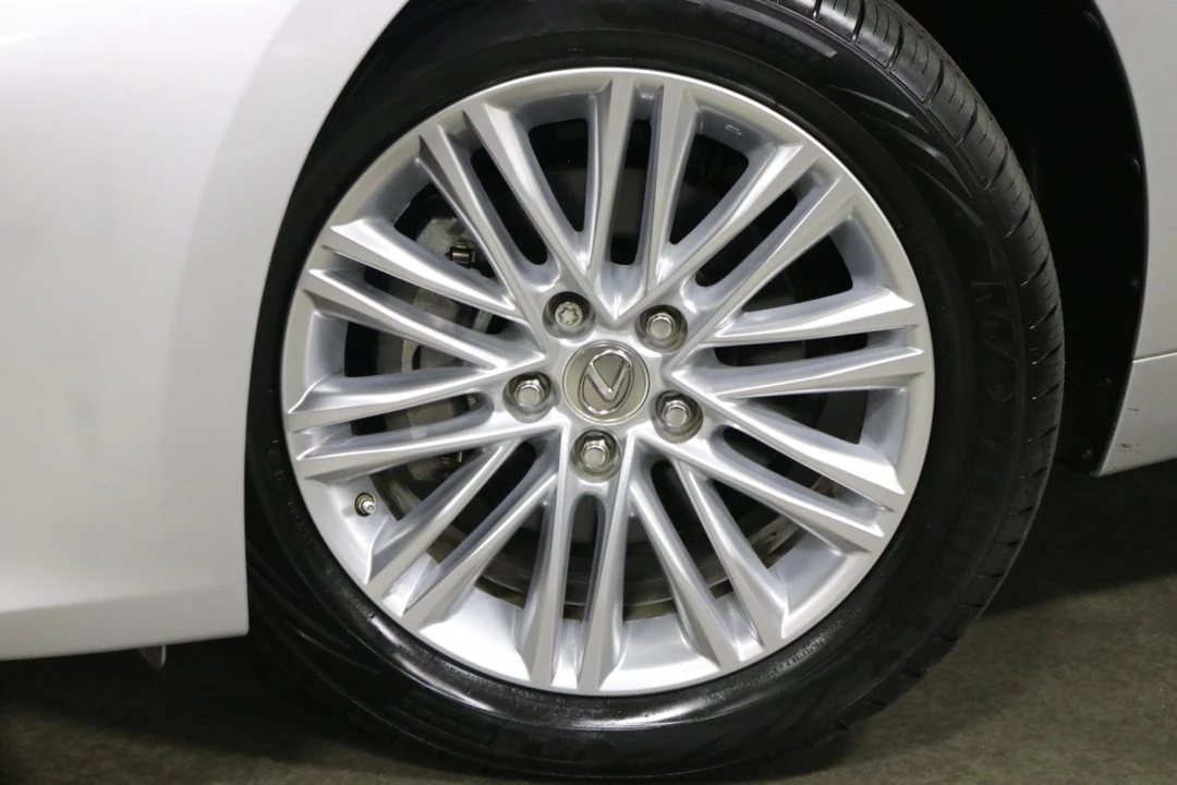 2013 Lexus ES 6th Gen - Image 11 of 12