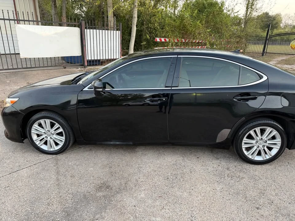 2013 Lexus ES 6th Gen - Image 3 of 16