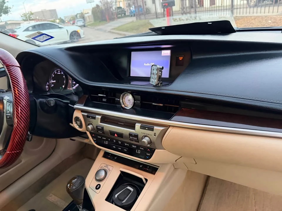 2013 Lexus ES 6th Gen - Image 11 of 16