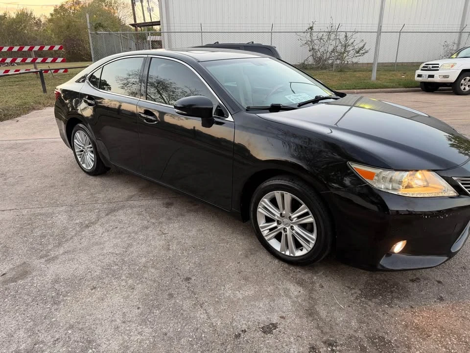 2013 Lexus ES 6th Gen - Image 5 of 16