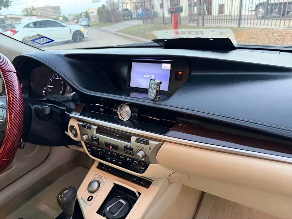 2013 Lexus ES 6th Gen - Image 12 of 16