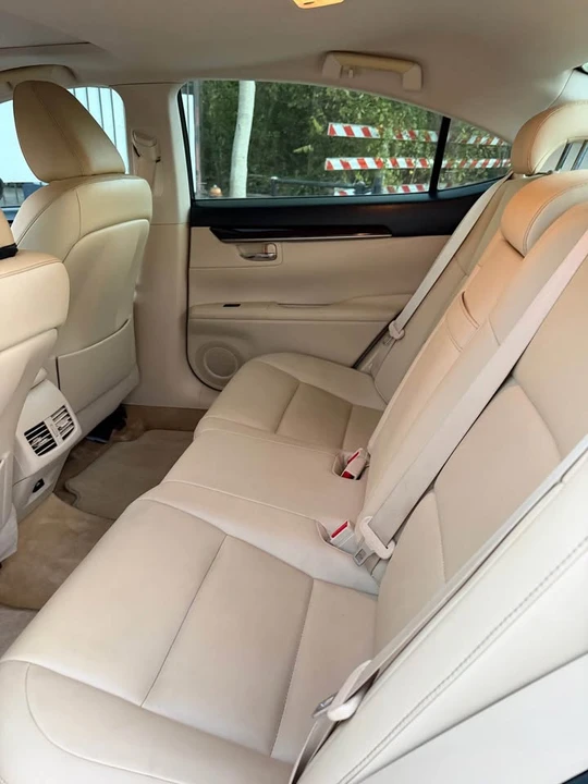 2013 Lexus ES 6th Gen - Image 10 of 16