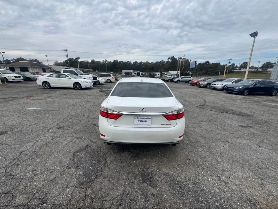 2013 Lexus ES 6th Gen - Image 2 of 10