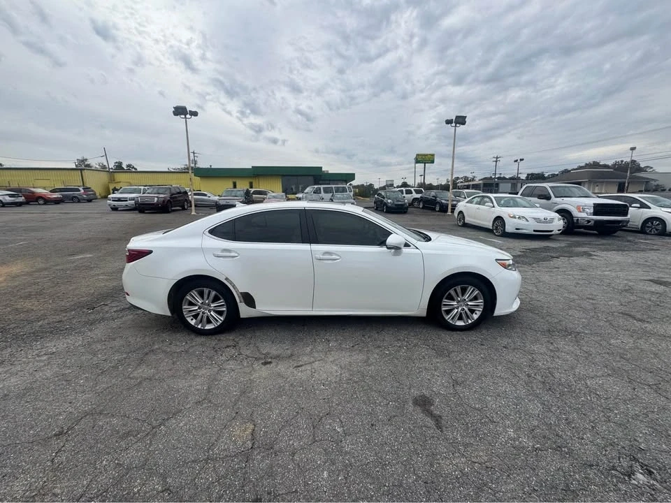 2013 Lexus ES 6th Gen - Image 3 of 10