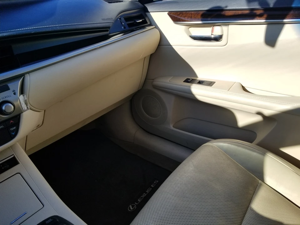 2013 Lexus ES 6th Gen - Image 9 of 20