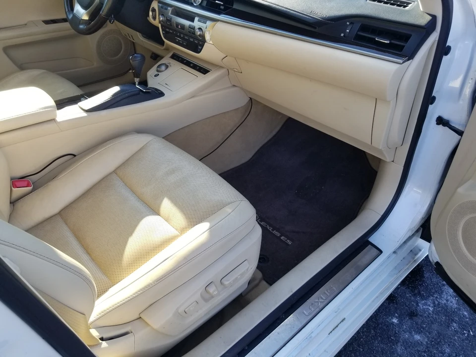 2013 Lexus ES 6th Gen - Image 17 of 20