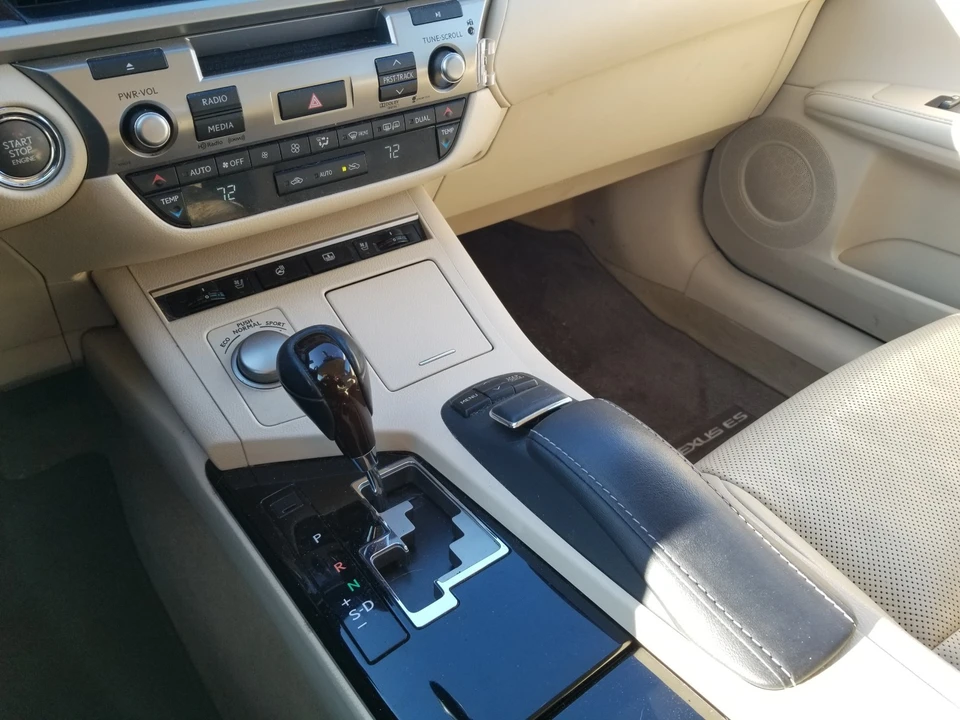 2013 Lexus ES 6th Gen - Image 11 of 20