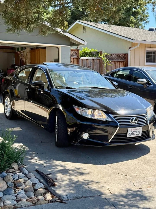2013 Lexus ES 6th Gen - Image 2 of 9