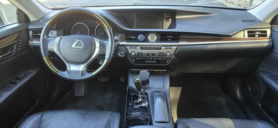 2013 Lexus ES 6th Gen - Image 6 of 11