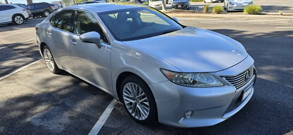 2013 Lexus ES 6th Gen - Image 3 of 11