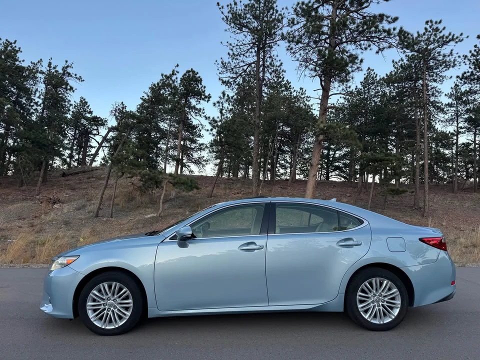 2013 Lexus ES 6th Gen - Image 2 of 17