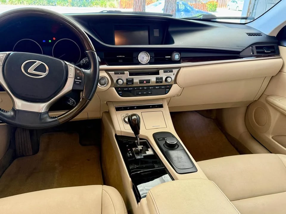 2013 Lexus ES 6th Gen - Image 6 of 12