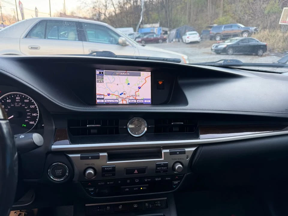 2013 Lexus ES 6th Gen - Image 9 of 10