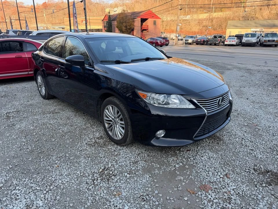 2013 Lexus ES 6th Gen - Image 5 of 10
