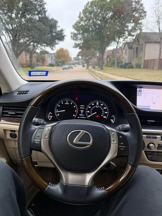 2013 Lexus ES 6th Gen - Image 11 of 12