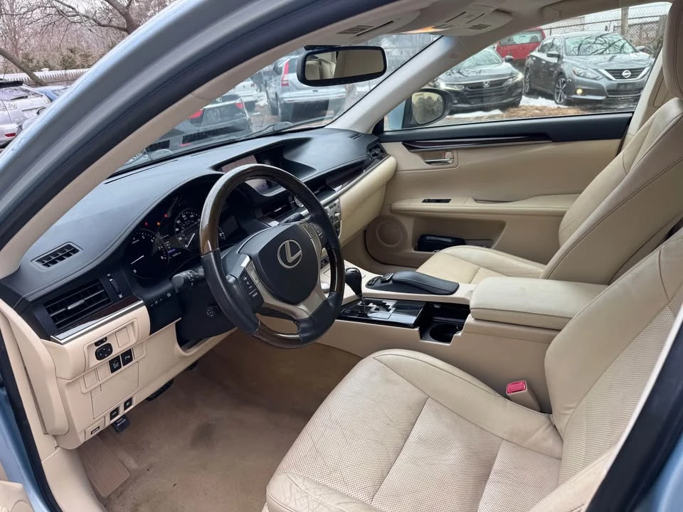 2013 Lexus ES 6th Gen - Image 6 of 10