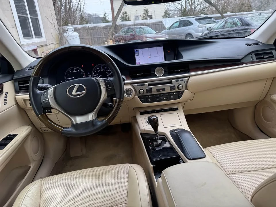 2013 Lexus ES 6th Gen - Image 5 of 10