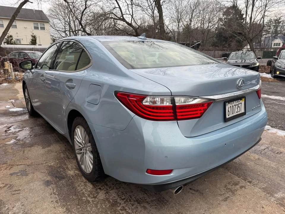 2013 Lexus ES 6th Gen - Image 4 of 10
