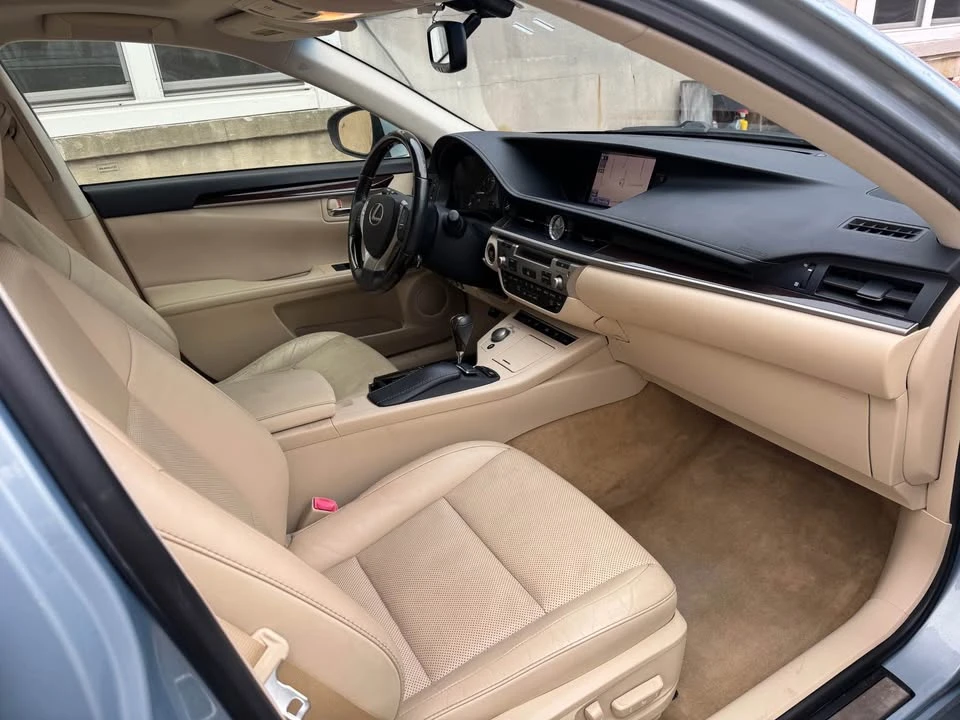 2013 Lexus ES 6th Gen - Image 7 of 10