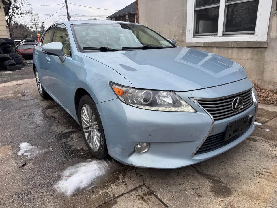 2013 Lexus ES 6th Gen - Image 2 of 10