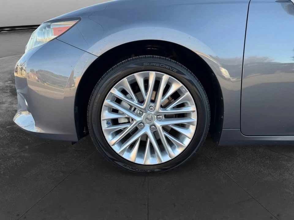 2013 Lexus ES 6th Gen - Image 5 of 15