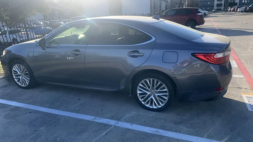 2013 Lexus ES 6th Gen - Image 5 of 5