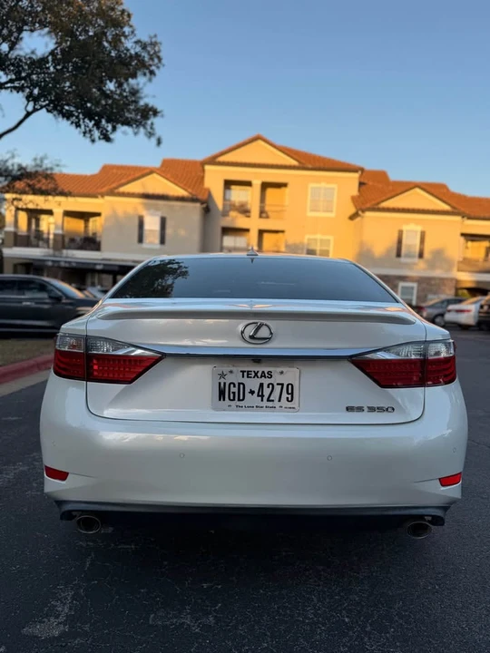2013 Lexus ES 6th Gen - Image 7 of 14