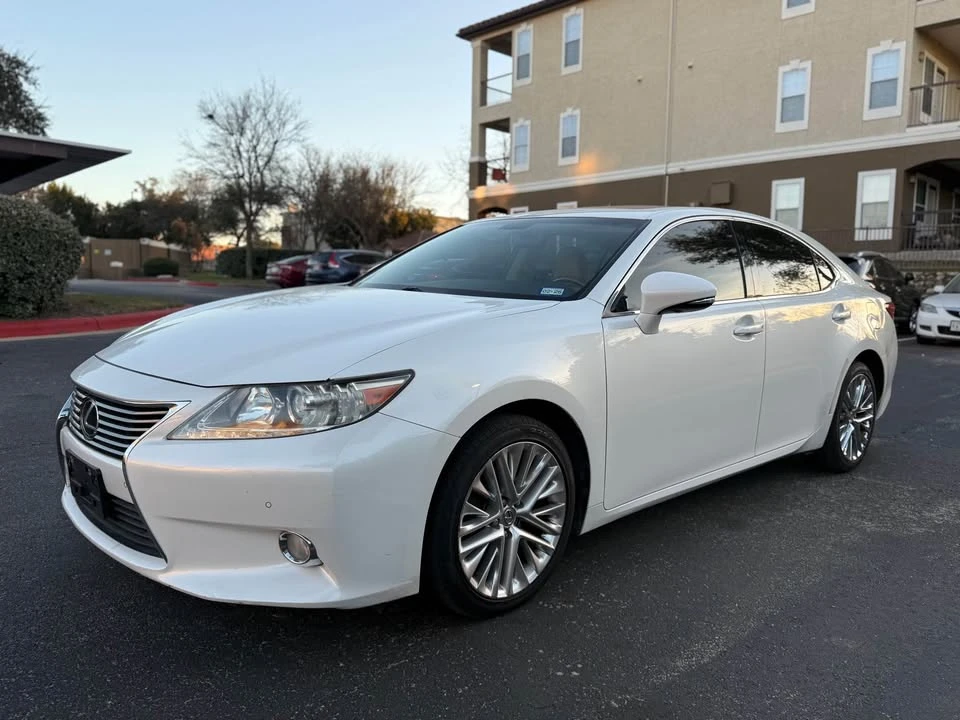 2013 Lexus ES 6th Gen - Image 4 of 14