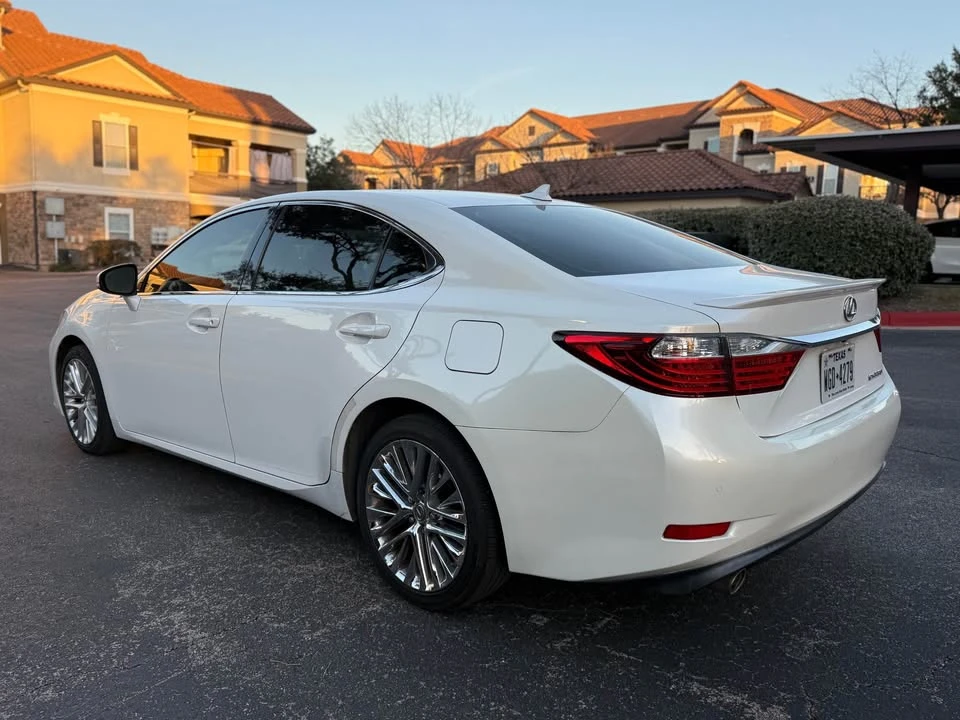 2013 Lexus ES 6th Gen - Image 5 of 14