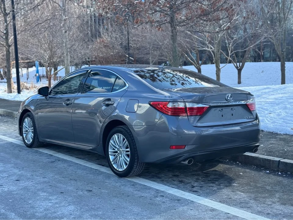 2013 Lexus ES 6th Gen - Image 4 of 19