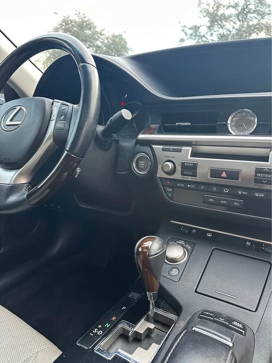2013 Lexus ES 6th Gen - Image 9 of 10
