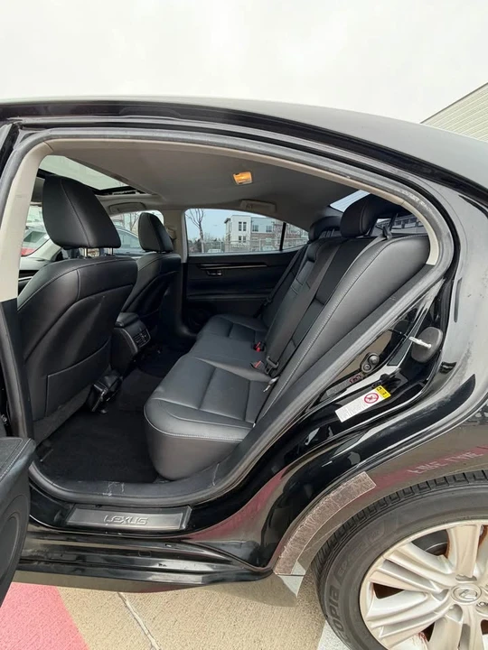 2013 Lexus ES 6th Gen - Image 8 of 14