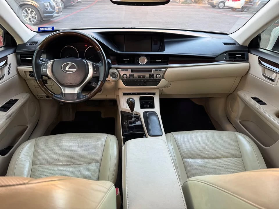 2013 Lexus ES 6th Gen - Image 10 of 14